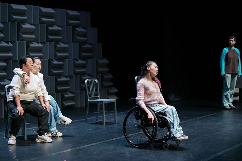 《逆转未来》的演出团队乐意剧团由泛障别戏剧爱好者发起创立    乌镇戏剧节供图